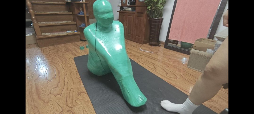 圣诞节礼物绿色全包木乃伊,女M团缚紧致全包,将呼吸空间密封到最小,控制呼吸,最后做成圣诞树摆件放置-6 圣诞节礼物绿色全包木乃伊,女M团缚紧致全包,将呼吸空间密封到最小,控制呼吸,最后做成圣诞树摆件放置-6