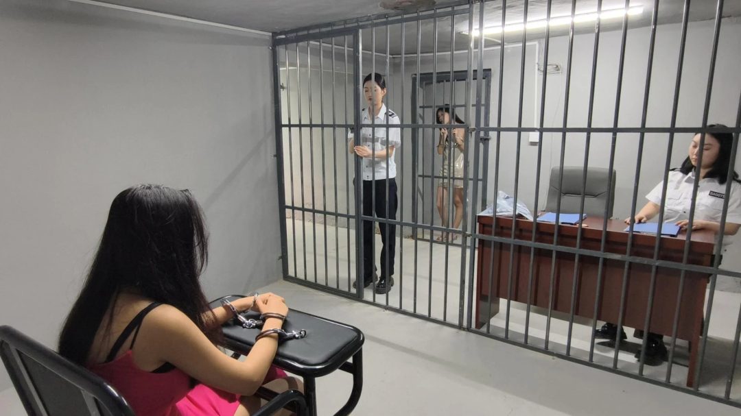 【忘忧社工作室】新场地模特驴驴出演女犯本系列第三部，四女囚系列之女S过失s人贩d被捕，手铐脚镣，连颈连脖镣铐，大场面大制作，四位高颜值模特倾情演绎，剧情饱满过瘾-9