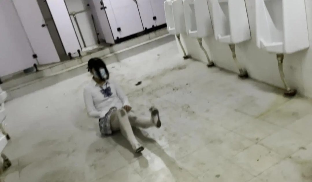 白丝jk妹子地库男厕所打滚浑身弄脏 视觉冲击-1