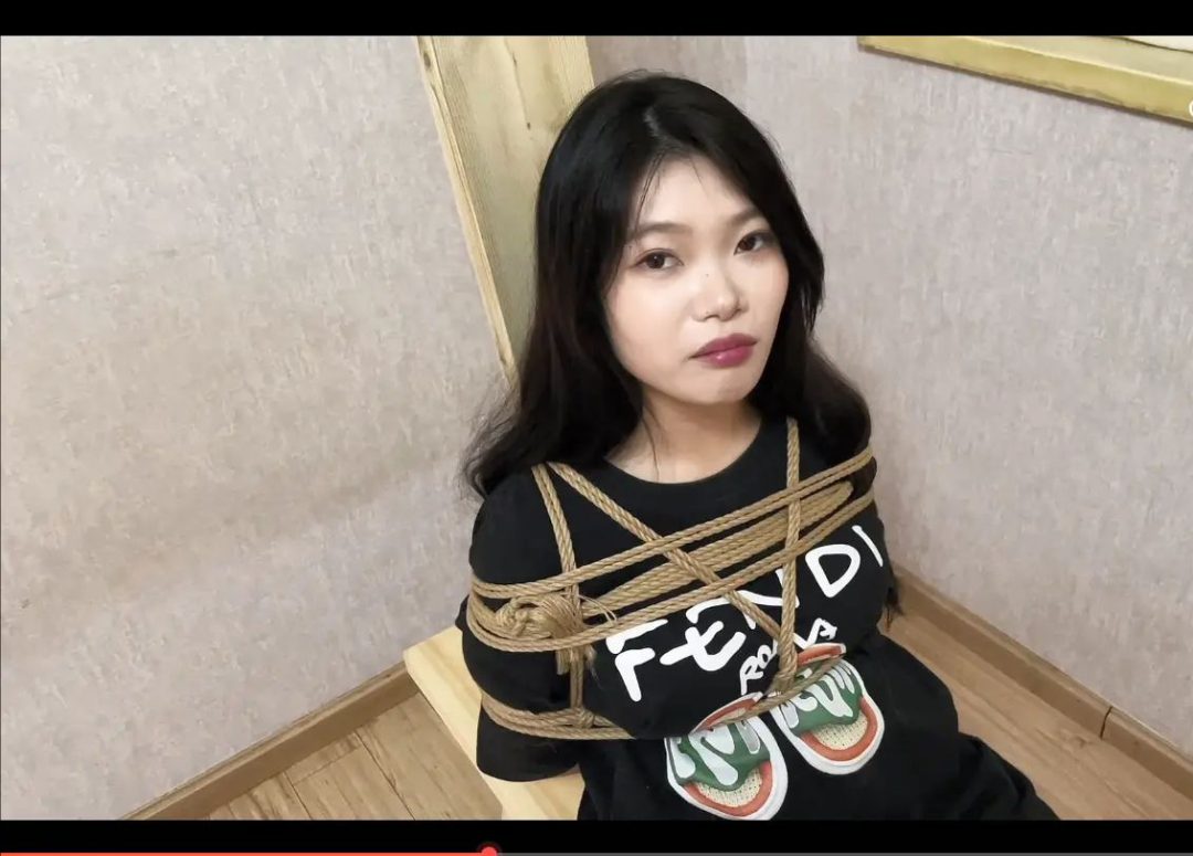 护士小姐姐，挑战极限老虎凳，捆绑的时候唱歌开心，后面加砖的时候 痛苦，撕心裂肺 腿要断的感觉 也不发出一点声音-1