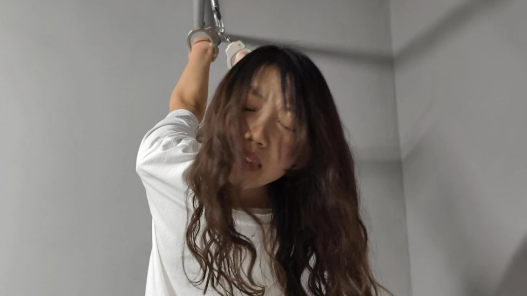 【忘忧社工作室】难忘的毕业论文_妹妹大学毕业要写一篇关于女犯生活的论文，于是她想通过姐姐的关系去监狱体验一下，没想到姐姐因公外出，妹妹被姐姐的同事误认为是罪犯，被好一顿收拾，带重脚镣，驷马铐起来-5