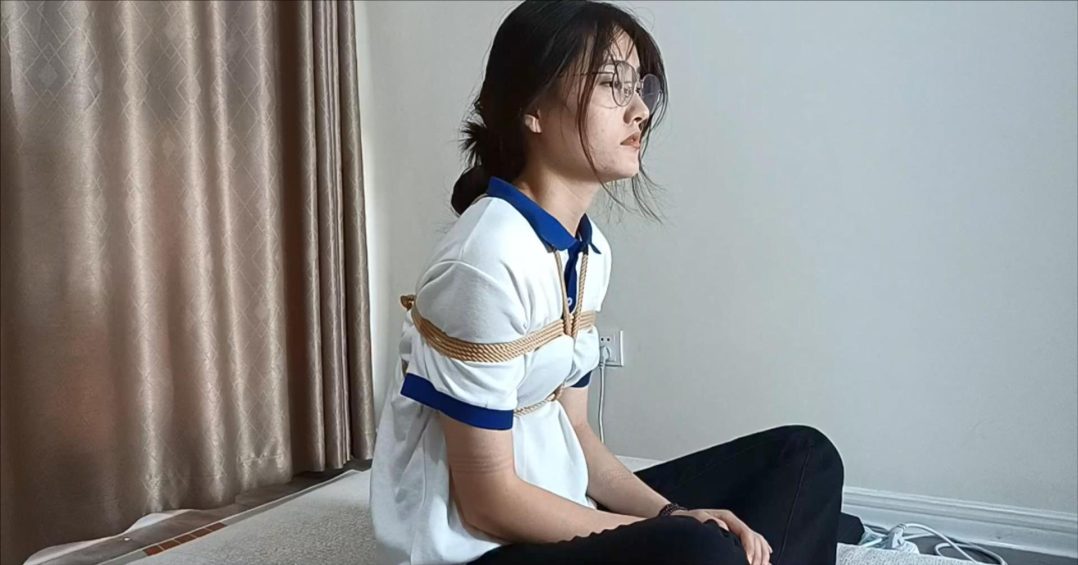 文静，半袖校服眼镜学姐的桃符之虐第一季，羞羞的捆绑姿势和挠痒游戏，白袜小脚挺好玩，只是银铃般的笑声有点扰民-10
