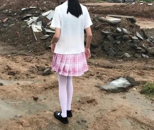 粉色jk白丝工地旁玩泥玩水-1