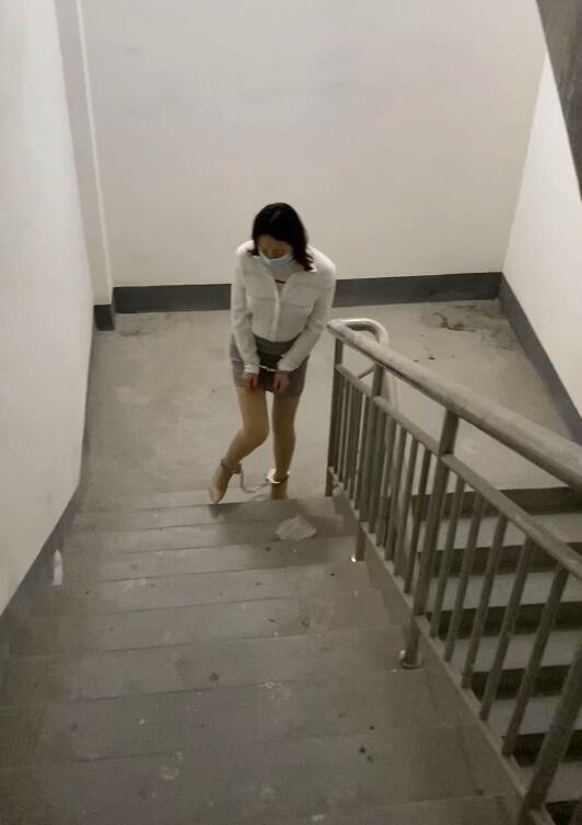 带着手铐脚链逛户外公园，后来又被铐在杆子上-6