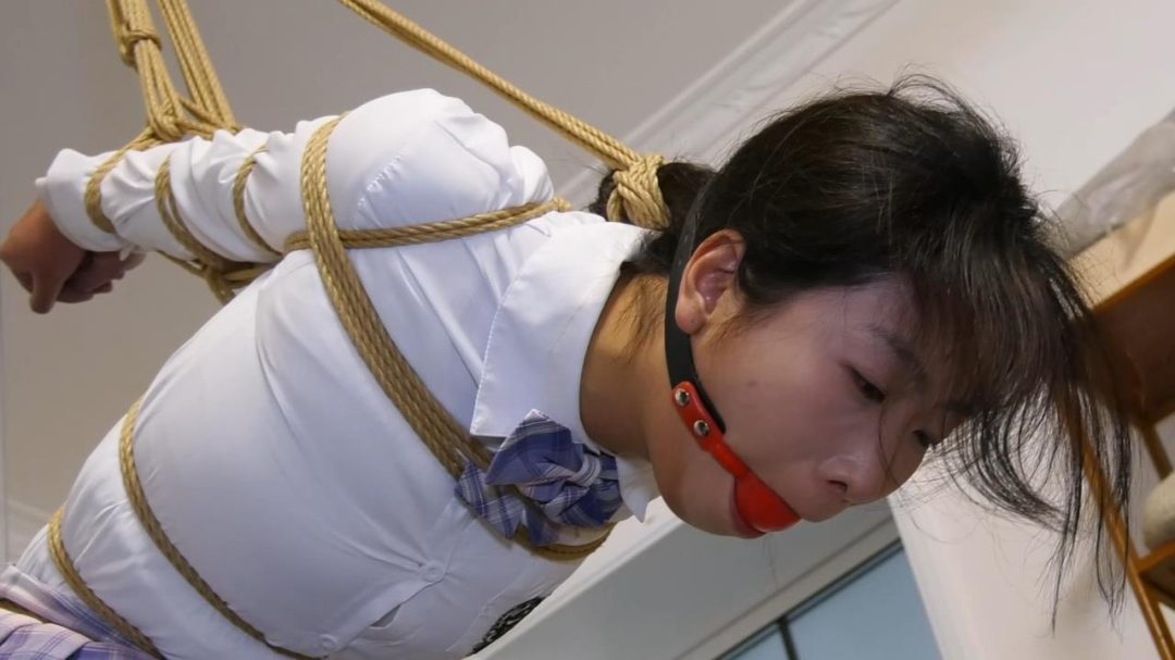 新片《一根钢管花样缚》被绑架的JK服的女学生花样捆缚-5
