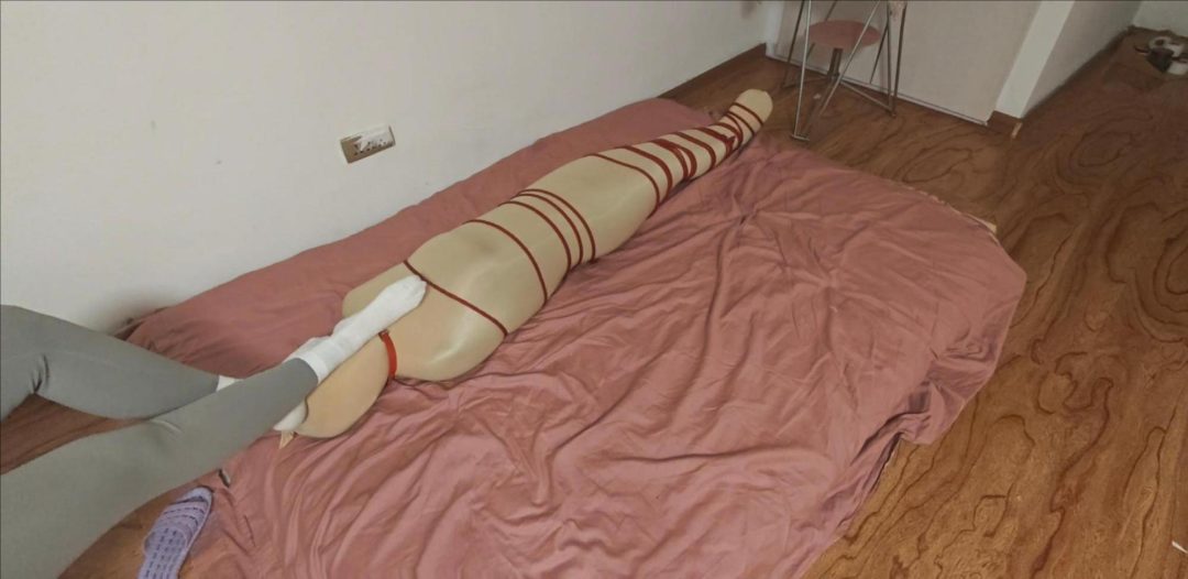 【狸猫】女女9层丝袜全包捆绑+一层zentai,10层封闭成木乃伊息窒,踩踏坐脸,胶带封闭全头,模特在夹缝中感受微弱的空气!-3 【狸猫】女女9层丝袜全包捆绑+一层zentai,10层封闭成木乃伊息窒,踩踏坐脸,胶带封闭全头,模特在夹缝中感受微弱的空气!-3