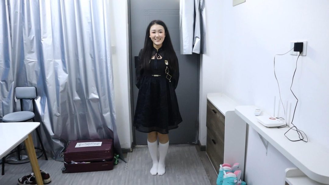 家教老师可儿轮滑户外玩耍挠白袜脚TK 白袜轮滑鞋为主！-1