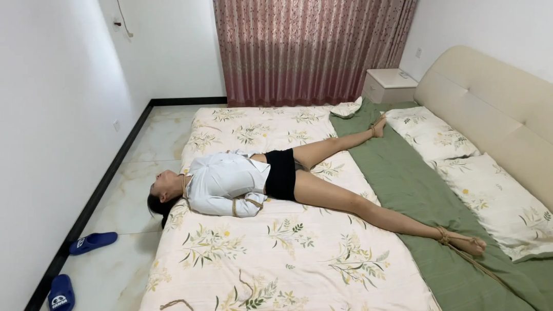 定拍作品 陈陈之 床上固定 后手架杆 挑起下巴 长时间固定放置 解开之后直接瘫软在地-6