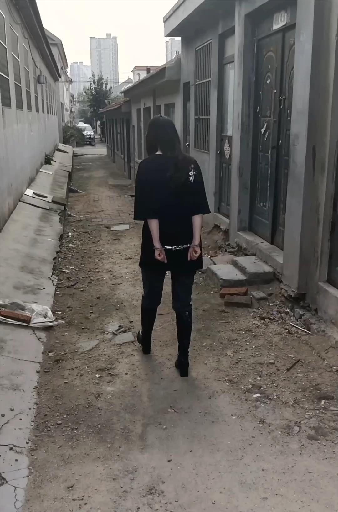 模特带着手铐在农村租房和大姐搭讪-2