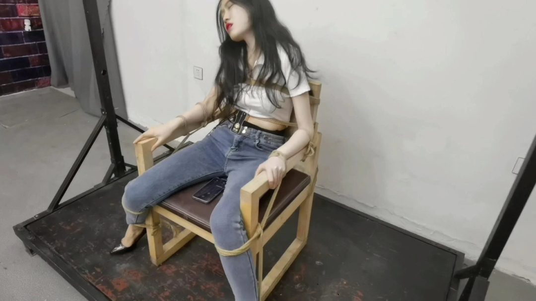 艺仙儿 木制刑椅上电击，升到200是什么感觉......-9