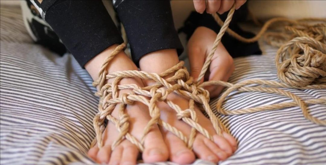 Feet tie shibari-10