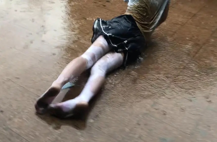 暴雨天白丝萝莉雨中马路打滚玩泥-10
