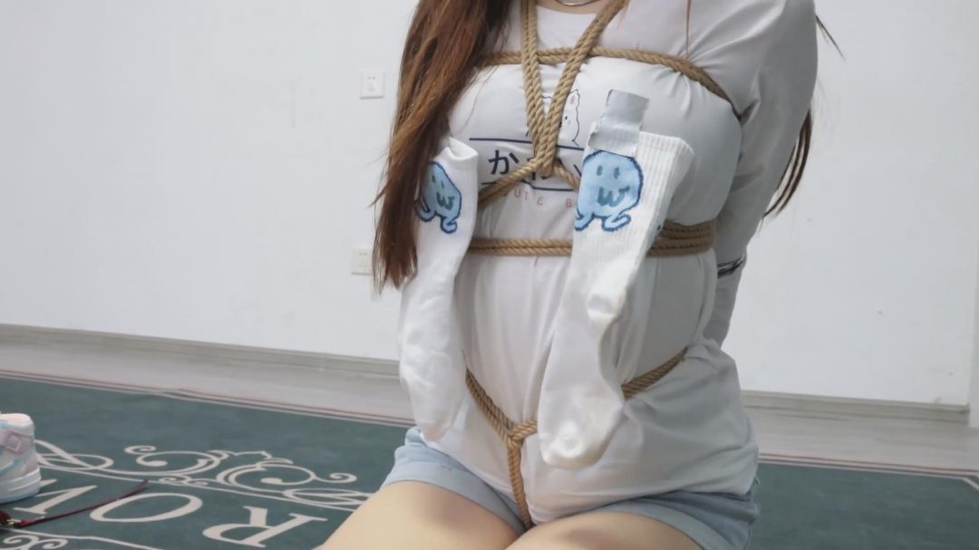 【绝版模特蜚】【得意客定拍】《不良少女改造计划3》重回现场下跪认罪，原味堵嘴+闻鞋虐臀虐足，将打拳的苗子彻底改良！-10