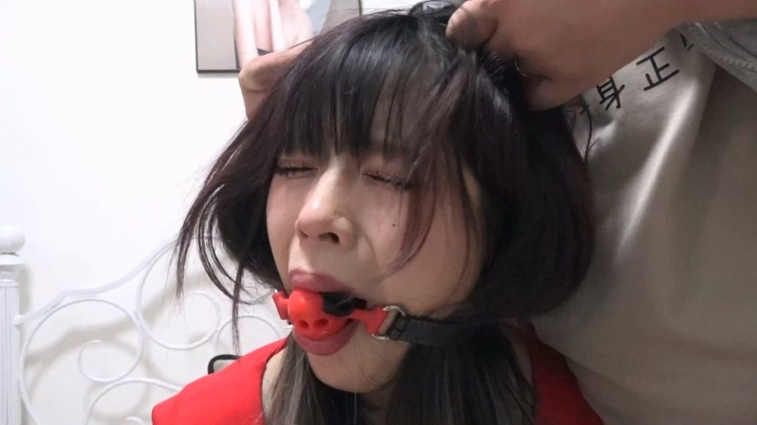 【逍遥定拍】男友的情人被自己卖掉后，被男友逼迫换上她的衣服 一番玩弄后最终也被卖掉-7