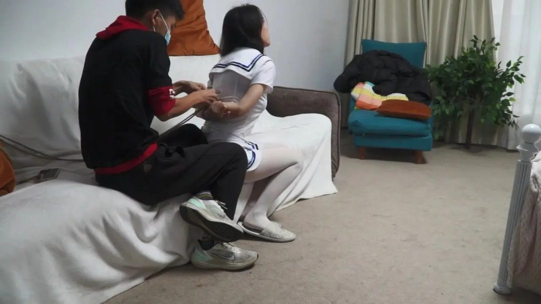 逍遥约拍系列 《贷款风波》白丝大长腿柳洋深陷贷款风波。-3