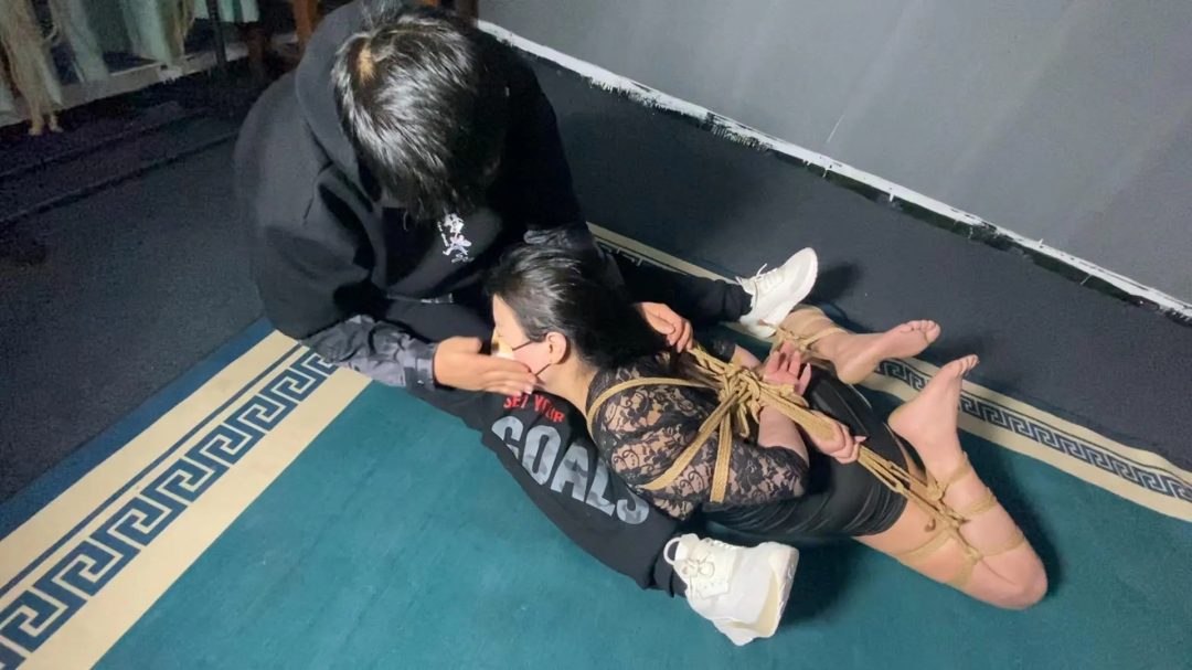 30岁成熟少妇被玩弄。很爽。还说要把女儿带过来一块-3