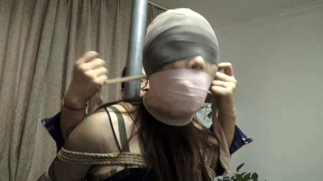 逍遥订制 —高挑模特被丝袜套头绳索层层缠绕绑在柱子上+紧密驷马捆绑，高跟鞋绑脸羞辱-7