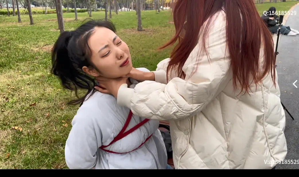 公园直播 捆绑 让被绑者丢人现眼 路人异样的眼光观看心理激动刺激-1