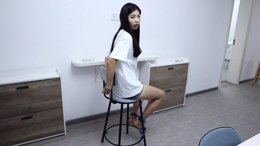 美女小欣带大家开箱新工作室 椅子缚 单杠吊铐 审讯椅 磁力绑带 挠脚挠全身TK 手铐脚铐脚趾铐-6