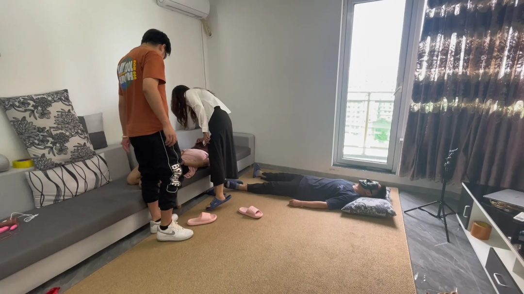 原创 （女调女） 即上级玩WN够兄弟的妹妹之后 把盈盈卖给了女同好 女同好开始了对盈盈的TJ和WN 情节精彩 元素丰富-1