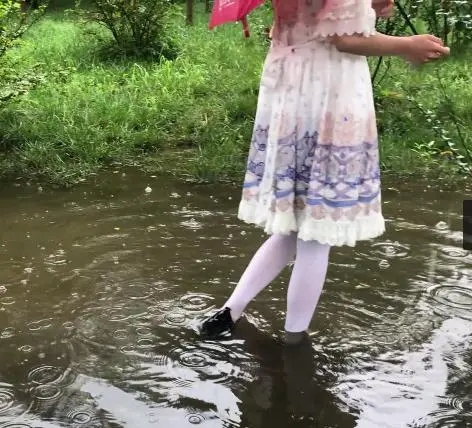 lo裙白丝雨天泥地弄脏 下水道打滚-2