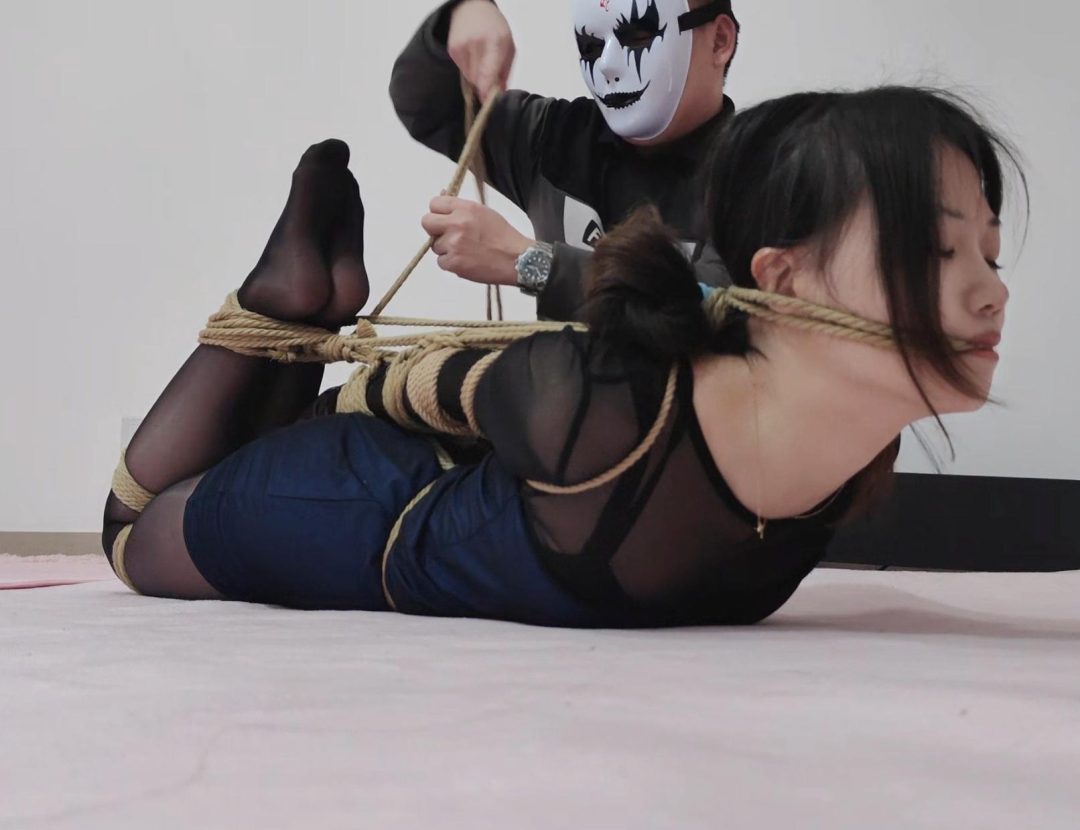 研究生小美女晓麦全身捆绑直臂紧缚驷马绳子勒嘴极限抬头放置难受坚持-9