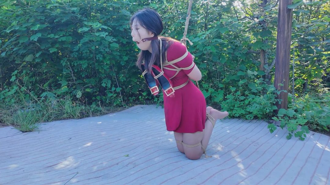 【老鬼定拍】初心《夏可野外闷热炼狱下》【咖丝高跟/情绪崩溃/野外/湿身脏身/空姐重口原味丝袜鞋/吊/访谈】-1