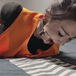 【忘忧社工作室】一名女犯人被抓获，进行例行搜身检查后被带上手铐。审问时，她自称江红。面对审问，她坚称自己没有什么可说的，态度不配合