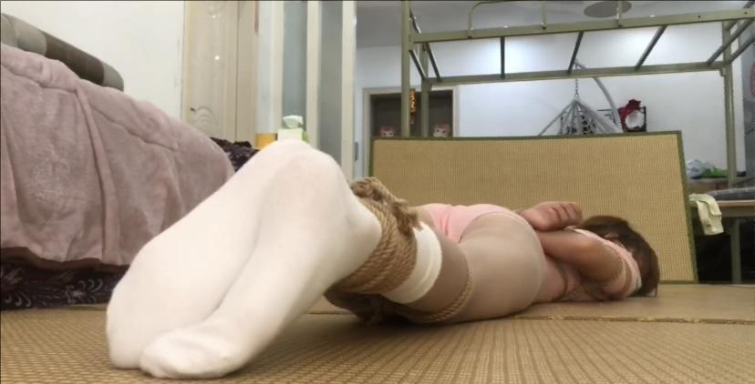 【琳媚】粉色体操服+肉丝小白袜+脚丫特写无助挣扎-3