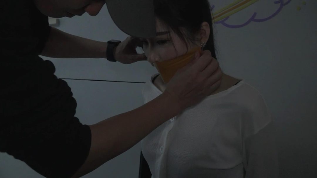 裤里丝美女被入室抢劫，黄色胶带捆绑，袜子堵嘴，丝袜套头-5