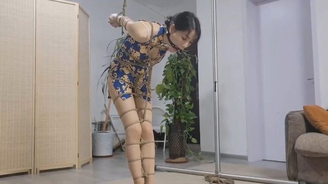 逍遥定拍：旗袍柳杨欧式紧缚体验 后手吊强制弯腰流口水-4
