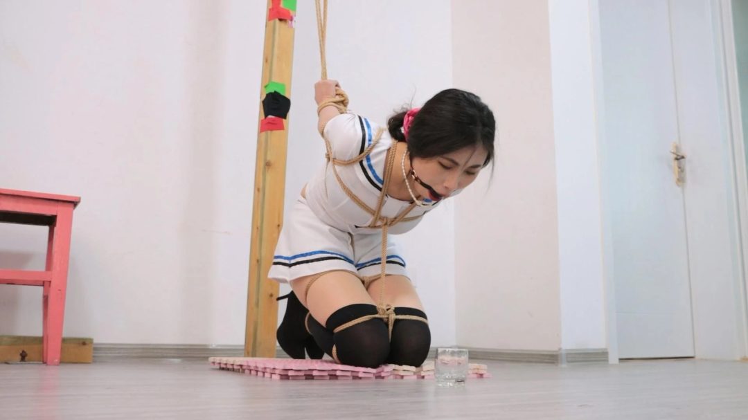 得意客定拍：惩罚女秘书 ③ 最终恩可成为了绳奴被老板放置展览-1