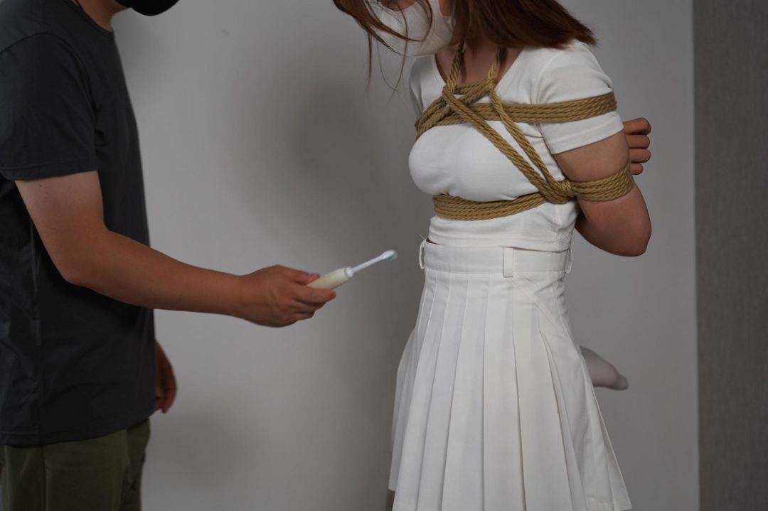 女大学生体验绳艺束缚惨遭单腿吊缚+日式捆绑+大字缚，挠痒痒口水直流！-6