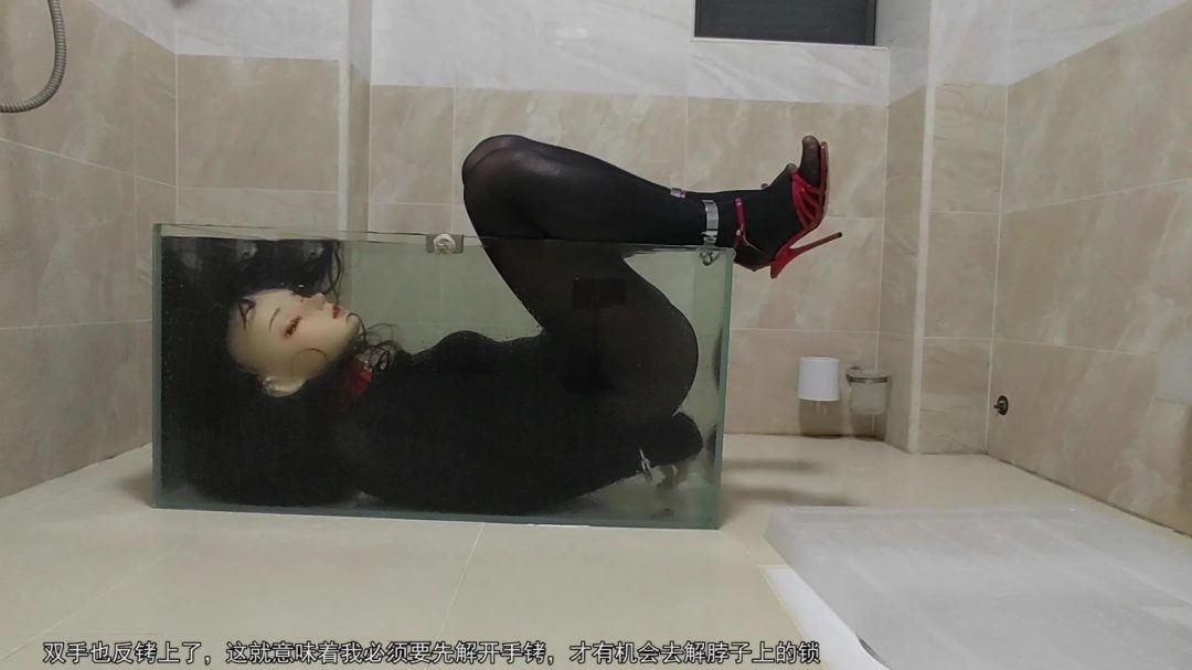 【kig】自己在家把脖子锁在水箱底，还反铐双手玩水下逃脱，差点出不来-3