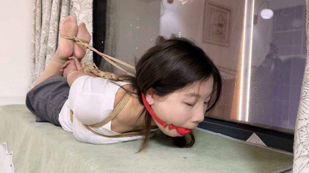 欧式直臂驷马放置 挺有M潜质的学生妹-6