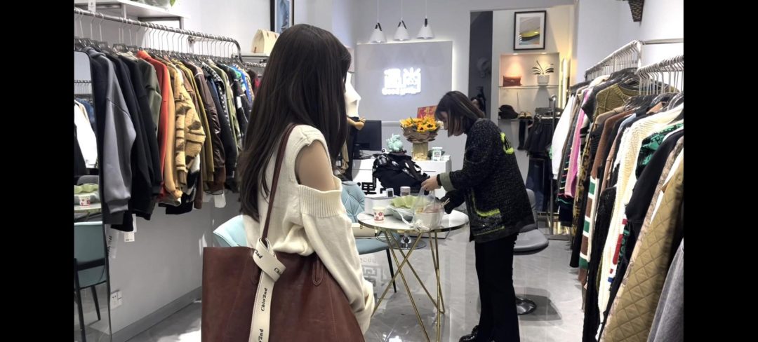 终于敢进商店买衣服啦，售货员小姐姐真的是社牛，搞得小晓都社恐了，最后还去蛋糕店买了第二天的早餐-3