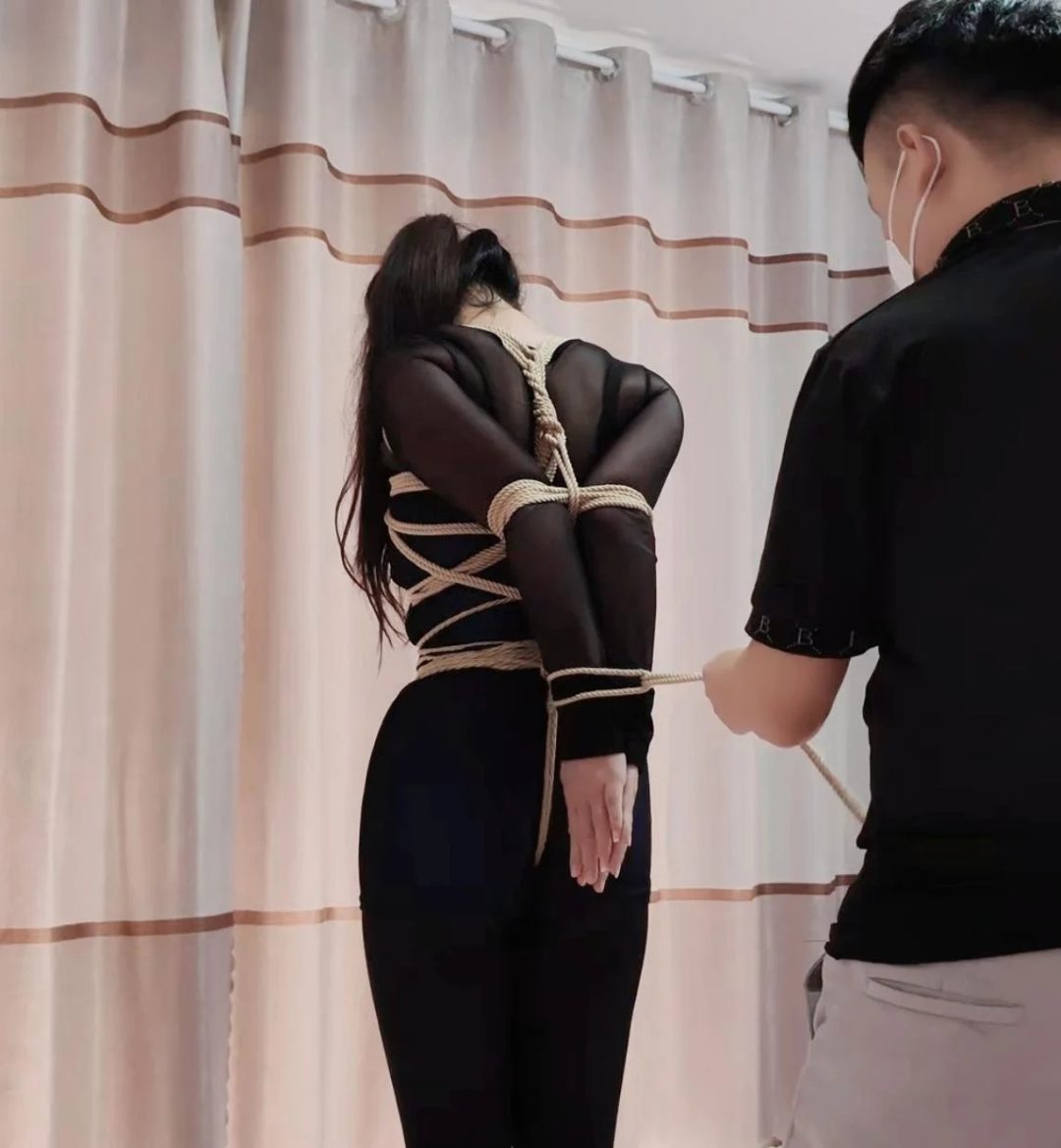 商场气质营业员美女紧缚直臂双腿直立跪吊大号口球TJ-7