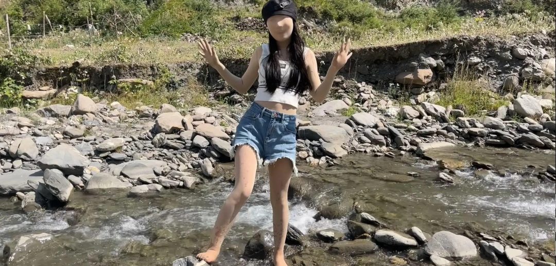 这是夏天的时候在藏区旅游的时候拍的全包视频，小晓直接激动的跳到小溪里面玩水，完全不顾自己是全包状态-10
