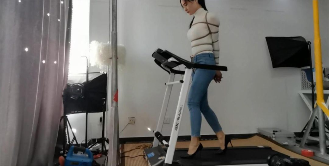 捆绑高跟健步走，股绳、口球、牛仔裤、10CM高跟鞋、不停歇的跑步机和蔫坏蔫坏的冒牌教练-6