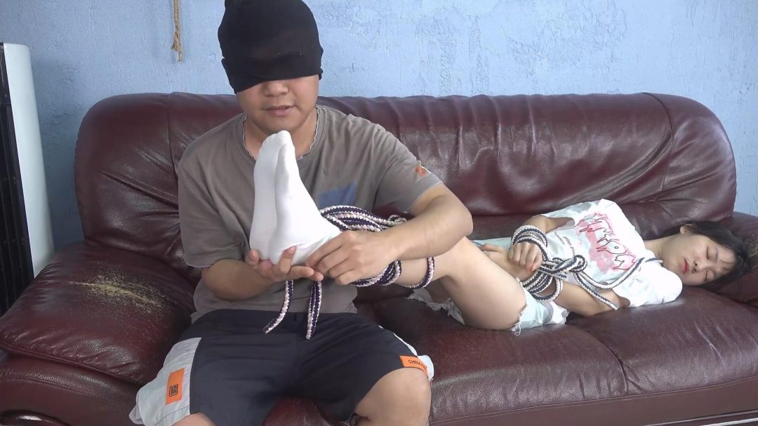 潘婷被绑着挠脚心，闻脚X脚，痒得不停挣扎-6