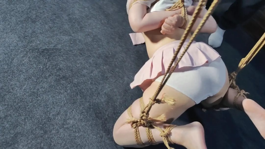 线下来体验的小姐姐，小美想体验被绳子虐的感觉，绳师给她不一样的感觉，使其沦陷。-12
