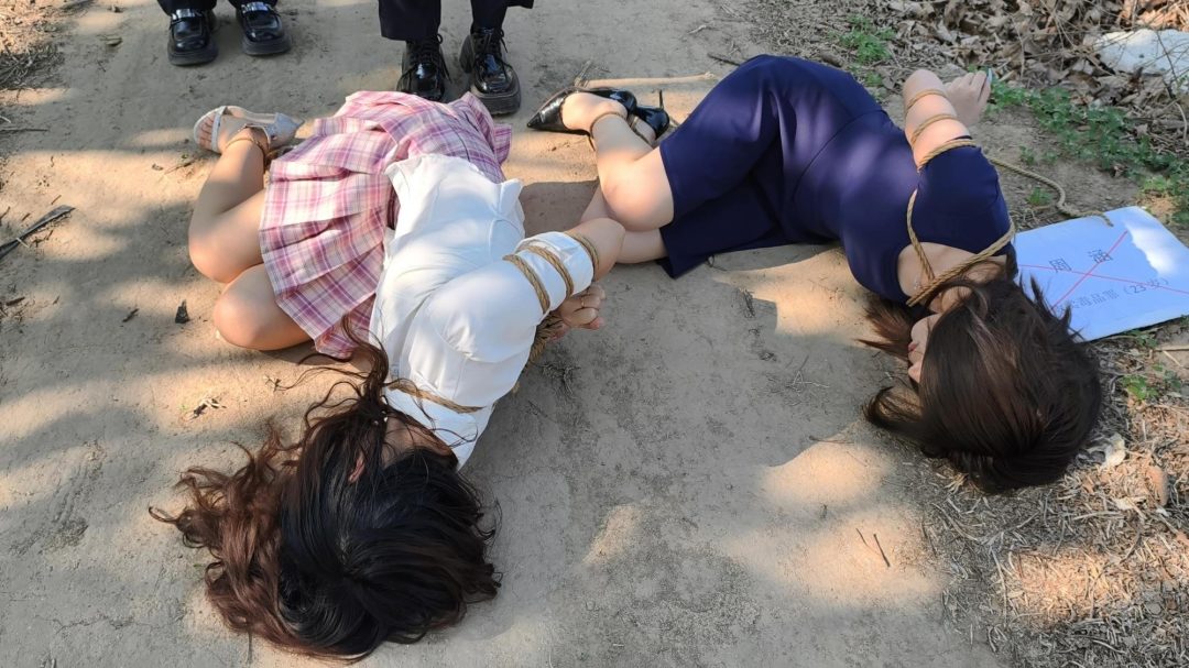 【忘忧社工作室】姐妹花（下）新模特露露首次出演，两姐妹在户外交易的时候被抓捕，砸死镣死铐，户外指认现场-12