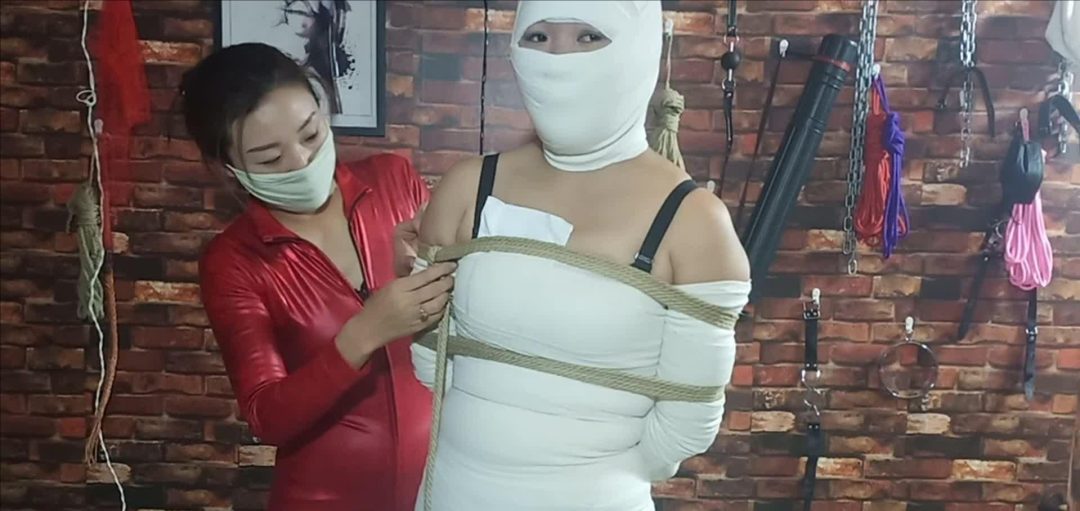 木乃伊捆绑包裹悬吊女模特-3