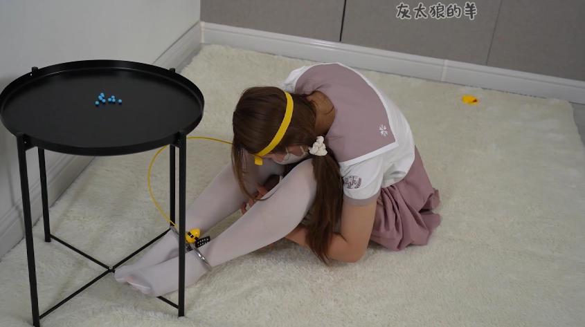 学霸少女挑战新游戏‘蜜蜂采豆豆\'，被强制踮脚尖站立，腿抖到抽筋-7