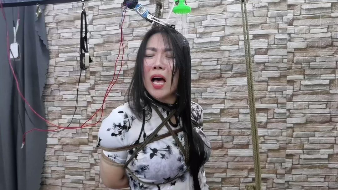单腿吊起来,脚底按装一个感应踩踏开关控制水笼头,头顶在按上一个行程开关控制郊狼电击,水刑加电刑折磨,看她老实不老实......-2