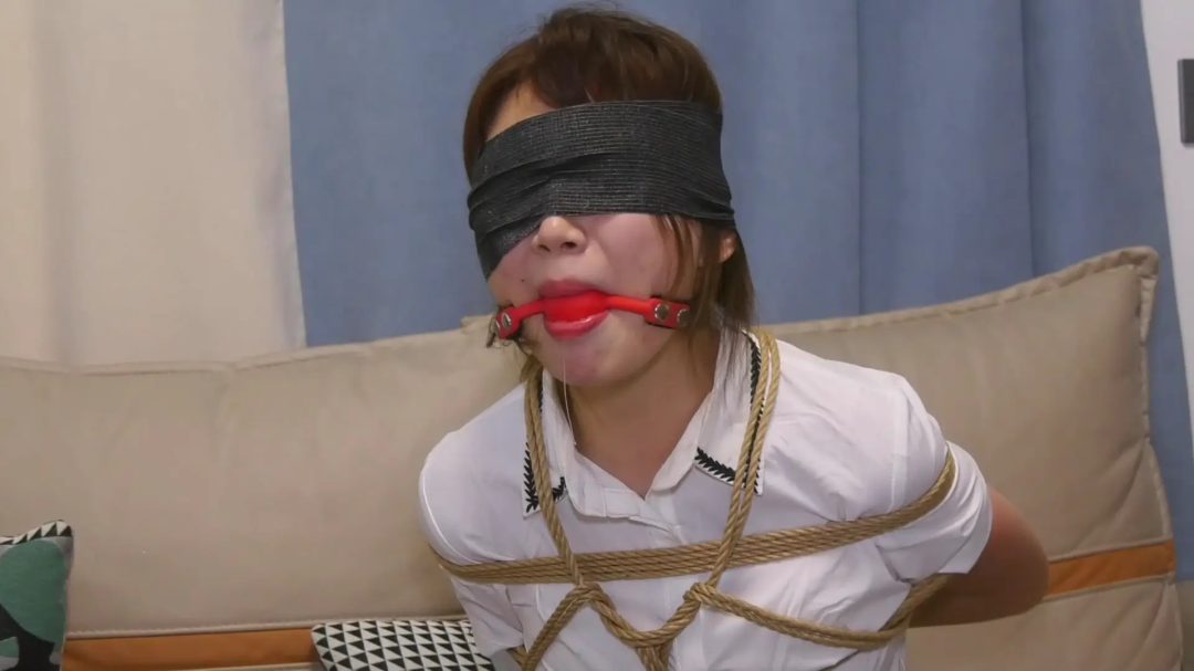 定拍转公映《绑票 》 上集 姐妹劫匪绑架了一个有钱女的准备好好多搞钱-13