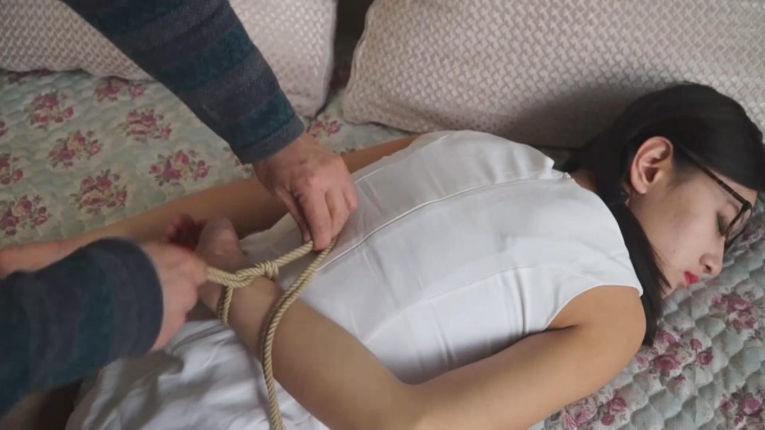 逍遥作品《幽灵少女合集》，又是蒙眼堵嘴又是绳捆索绑，她居然还能得救-3
