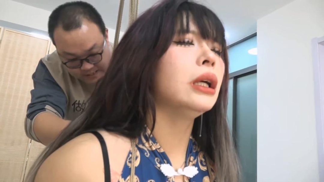 逍遥定拍：丰满的曼妮旗袍痛苦的膝盖顶地放置-7