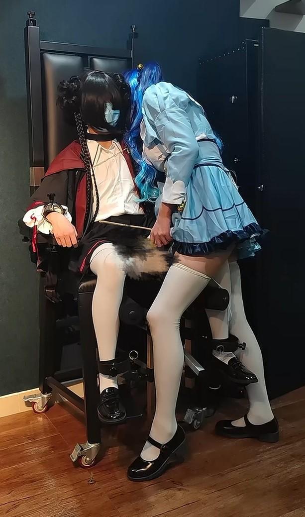 伪娘白丝斗篷JK 锁链站缚放置 椅缚固定伪百合-3