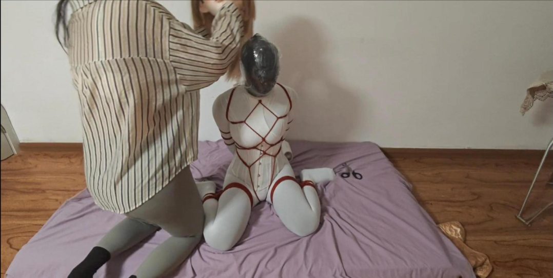 女女白色丝袜全包木乃伊，皮革头套，kig热缩袋，多层热缩袋，捆绑玩弄息窒-2